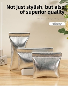 Detail von silbernen Mini-Taschen aus Metallic-Leder mit Quetsch-Verschlussmechanismus