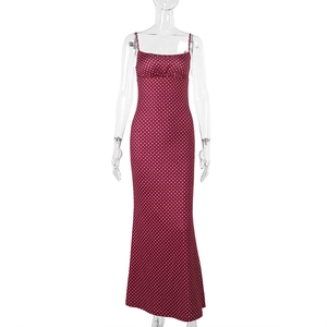 Abito midi attillato bordeaux a pois bianchi con spalline sottili a tubino