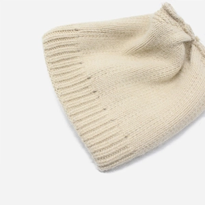 Gros plan du bonnet en maille de lapin montrant la texture douce et le bord côtelé