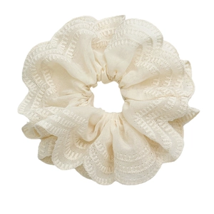 Chouchou élégant en dentelle crème avec broderie florale détaillée sur fond blanc uni