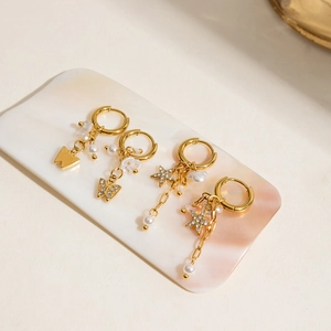 Ensemble créoles dorées avec papillon, perles, étoiles en zircon et fleurs