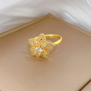 Detaillierte Makroansicht von Goldblumenring mit funkelnden Zirkonia-Diamanteinstellungen