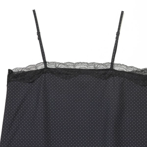 Débardeur à pois avec bordure en dentelle et fines bretelles en noir et blanc