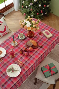 Dettaglio tovaglia a quadri rossi e verdi con nappe a frangia beige decorative
