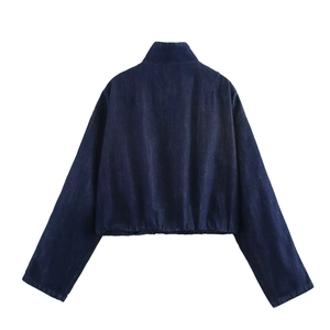 Vista posteriore di una giacca di jeans corta blu scuro con orlo elastico e dettagli a righe