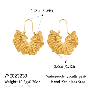 Détail de boucles d'oreilles éventail plaquées or 18 carats avec dimensions et matériau