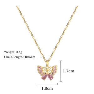 Détail du pendentif papillon évidé 1,7x1,8cm et poids 3,4g sur une chaîne dorée élégante