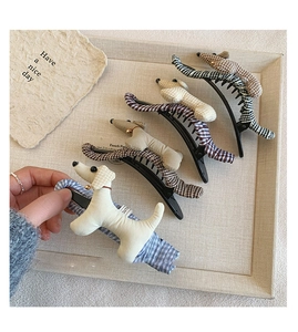 Détail de mignonnes pinces à cheveux en tissu en forme de teckel aux motifs variés