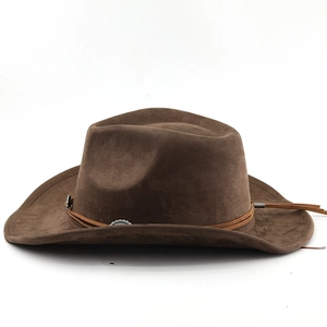 Détail d'un chapeau de cowboy en daim marron foncé avec bande en cuir et boucle argentée