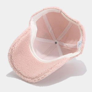 Detailansicht der rosa Plüsch-Baseballkappe mit Fleece-Futter und innerem Schweißband