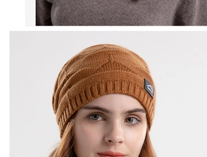 Détails de la maille et étiquette sport montagne sur un bonnet d'hiver caramel