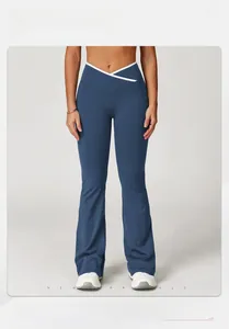 Detail einer ausgestellten Yogahose mit hoher Taille und weiß umrandetem V-Kreuzbund