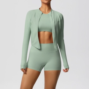 Détail du col de la veste de yoga, fermeture éclair et tissu de performance vert doux