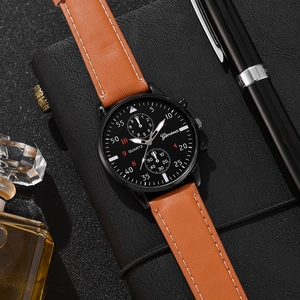 Orologio da uomo business con cinturino in pelle marrone e quadrante nero su tavolo