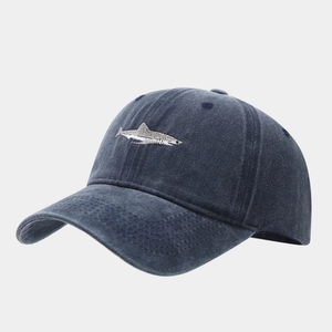Nahaufnahme der Haifisch-Stickerei auf der dunkelblauen Vintage-Baumwoll-Baseballkappe
