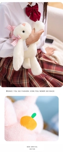 Détail de lapin en peluche avec nœud et breloque fruitée en fausse fourrure douce et soyeuse