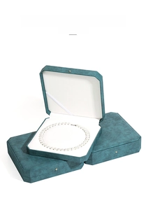 Dettaglio della scatola ottagonale in pelle PU verde acqua con interno in velluto bianco