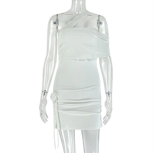 Details des weißen One-Shoulder-Minikleids mit Kordelzug, Raffung und strukturierter Textur