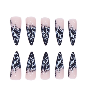 Faux ongles stiletto longs avec graffiti noir et blanc sur une base de couleur nude