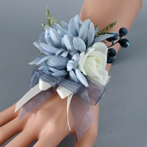 Corsage de poignet de mariage en soie bleu-gris et blanc avec des rubans élégants