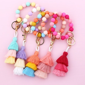 Portachiavi bracciale con perle in silicone colorate e nappe in cotone a tre strati