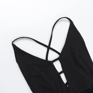 Dettaglio del body nero con scollatura a V profonda e design con spalline incrociate