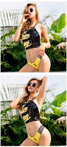 Detail von Pailletten-Halter-Top und Denim-Shorts mit Fransen an einem Model im Freien