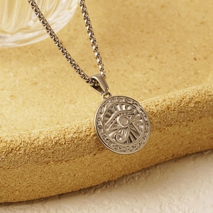 Collana vintage con pendente rotondo Occhio di Horus egiziano in acciaio inox argento