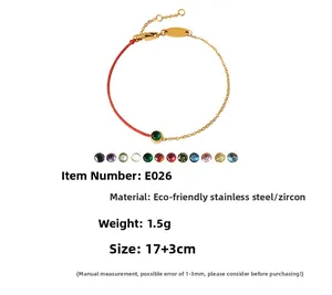 Dettaglio del bracciale a catena placcato oro 18 carati e corda rossa con zircone