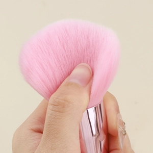 Gros pinceau poudre patte de chat rose avec poils souples et manche en métal brillant