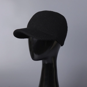 Détail de la texture en maille noire sur une casquette de baseball d'hiver épaisse