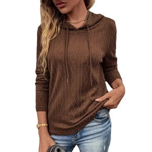 Felpa con cappuccio da donna in maglia a trecce marrone scuro con motivo a rombi
