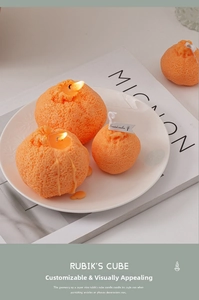 Detalle macro de velas aromáticas de naranja realistas con textura de cítricos en plato cerámico