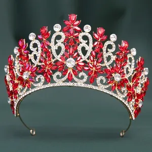 Nahaufnahme einer luxuriösen Broschen-Krone mit roten Kristallblüten und weißen Schmucksteinen