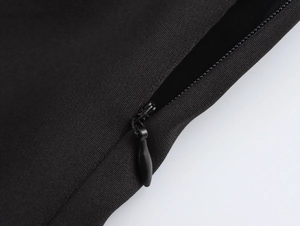 Gros plan sur la fermeture éclair invisible d'une robe noire en organza