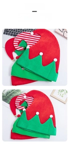 Dettaglio dei cappelli da elfo rossi e verdi con piccoli campanelli dorati e pompon bianchi