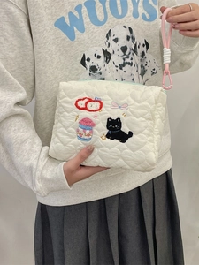 Handige witte gewatteerde make-uptas met schattig kattenborduurwerk en hartjes