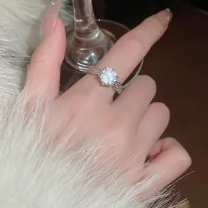 Elegant rotating snowflake ring in silver with zircon stone and feather-style engraving