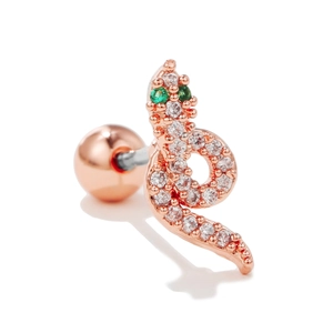 Detalle del pendiente de serpiente en oro rosa con circonitas y ojos de gemas verdes