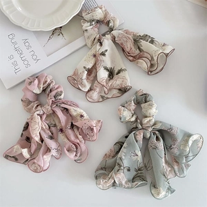 Lot de trois chouchous à fleurs en mousseline avec rubans en rose, beige et bleu-vert
