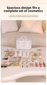 Beauty case trapuntato bianco con fiocchi rosa e ampio spazio per trucchi e cosmetici