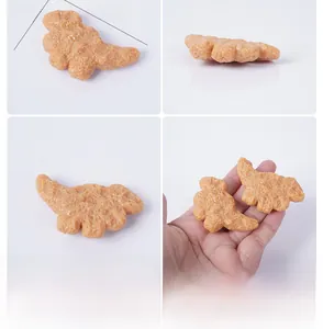 Détail macro du porte-clés nugget de poulet dinosaure avec texture réaliste et dimensions