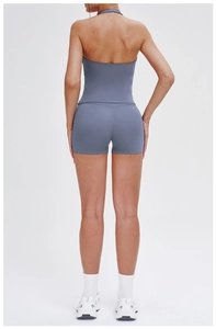 Vista posteriore di pantaloncini da yoga blu-grigio a vita alta e top sportivo aperto