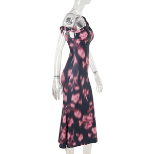Détail du motif tie-dye et du nœud torsadé sur une robe sirène longue et moulante