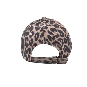 Dettaglio del cappellino da baseball leopardato con cinturino posteriore regolabile in metallo