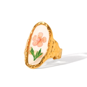 Gold-plated stainless steel hammered ring with pink dried flower and clover design