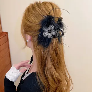 Pince à cheveux élégante en plumes noires avec strass scintillants au design floral