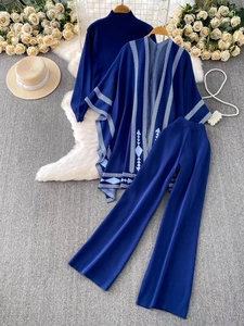 Vue à plat d'un ensemble trois pièces en maille bleu marine avec cardigan à rayures