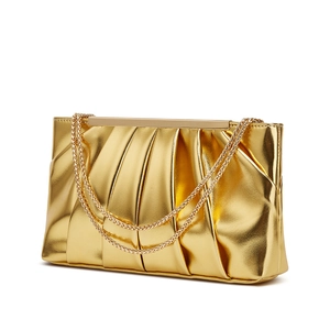 Elegante goldene Abendtasche mit vertikaler Faltenstruktur und Metallkettenriemen
