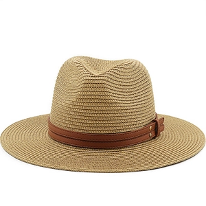 Detailansicht Strohhut in Khaki mit braunem Lederband und Metallnieten-Verzierung